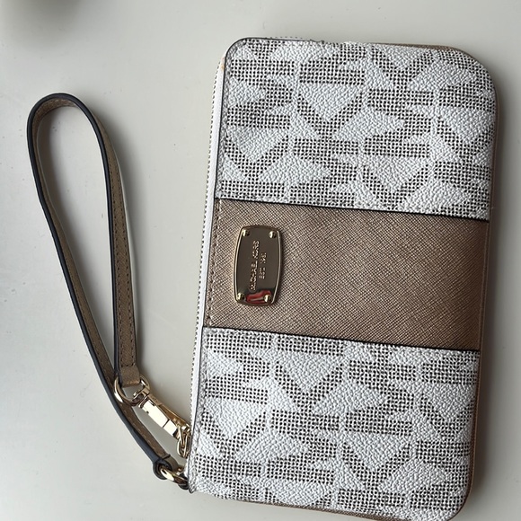 Michael Kors white and gold wristlet/wallet - Picture 1 of 4